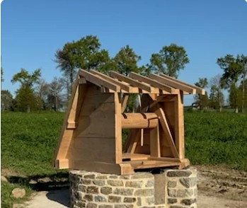 Structure bois d'aménagement extérieur en cours de montage