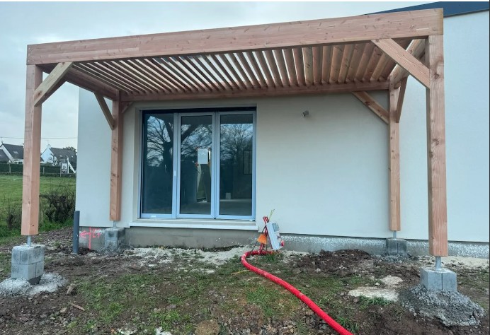 Carport et pergola en bois en cours de construction