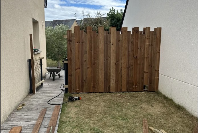 Claustra en bois créant une séparation extérieure