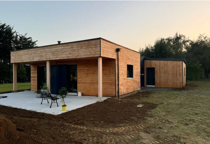 Maison en ossature bois achevée avec bardage