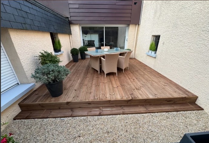 Terrasse en bois sur-mesure avec espace repas